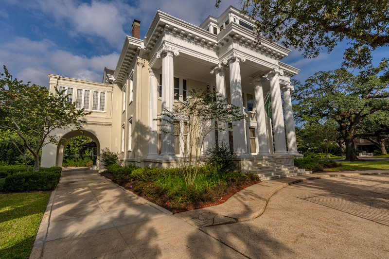 Image of stately home in the Garden District, New Orleans. Photo courtesy of the New Orleans Convention and Visitors Bureau.