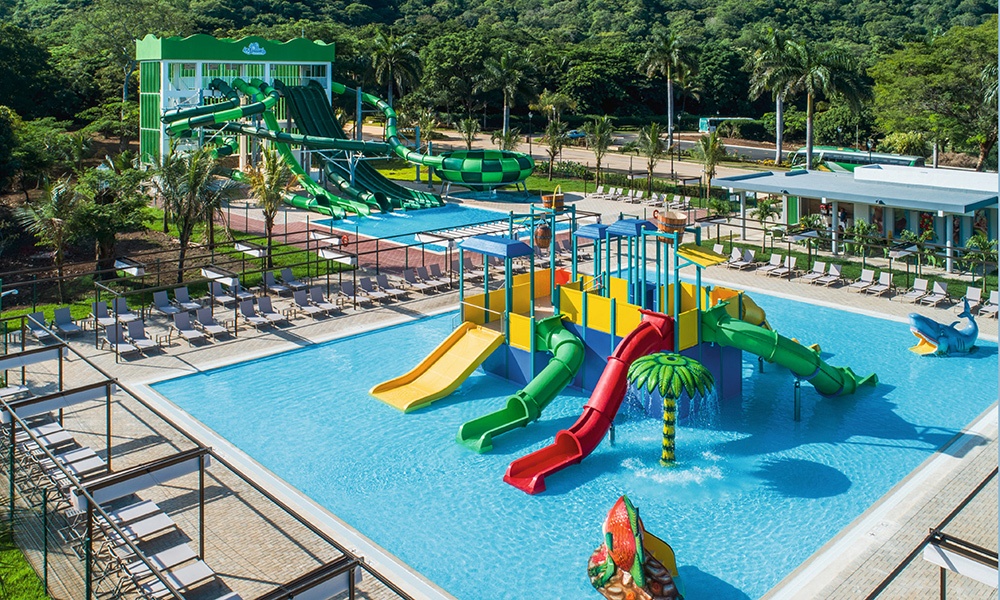 Waterpark has five slices, including an aquaracer, a four-lane slide and two body bowl tubes. Photo courtesy of Riu.