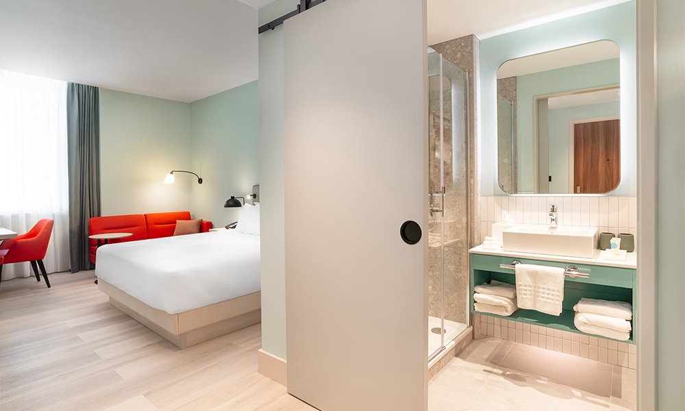 Hyatt Place London City East has 280 spacious guestrooms. Image here shows guestroom with King bed. Photo courtesy of Hyatt.